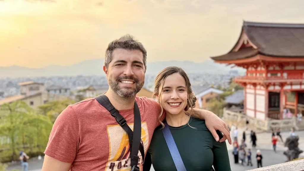 caro y juanfe en Kioto, templo con atardecer