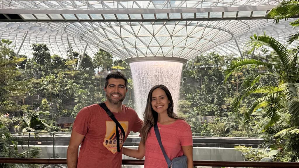 Singapore en el aeropuerto con cascada atras, en singapore utilizamos holafly vuelos baratos