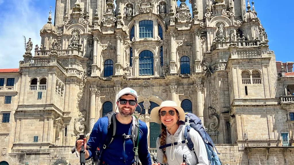 Caro y Juanfe finalizando el camino de Santiago — Caro y Juanfe Mundo Together. seguro de viaje camino de santiago — Mundo Together