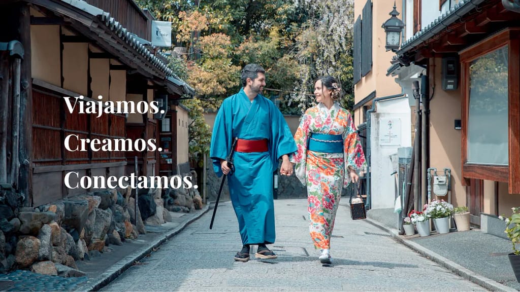 Caro y Juan en kioto con kimono mundo together