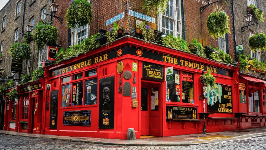 Dublín Irlanda — ciudad verde y colorida junto al río Liffey