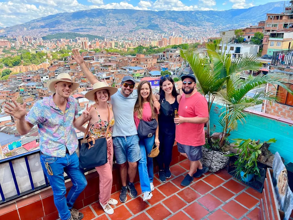 Comuna 13 en Medellín con amigos de Canadá