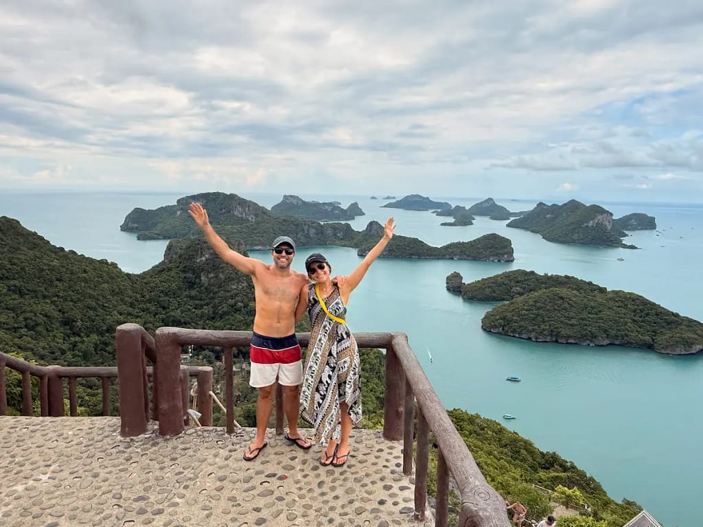 caro y juanfe voluntariado en koh samui tailandia