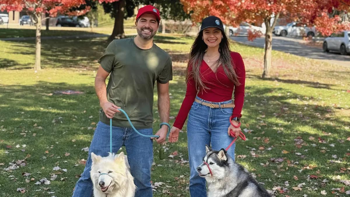 Caro y Juanfe con las mascotas de uno de sus house sits en Trusted House Sitter