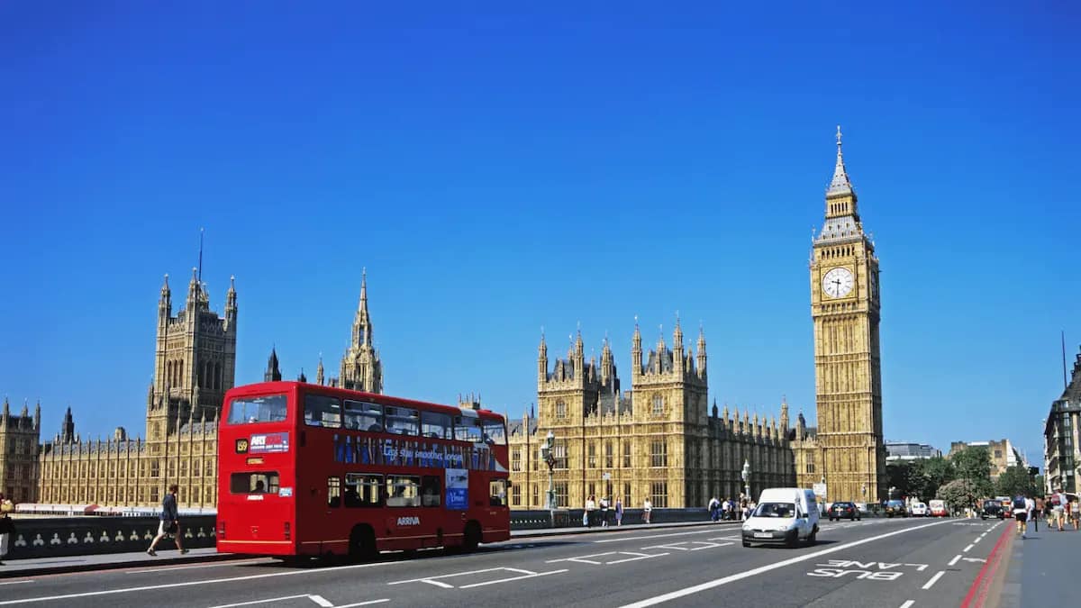 Londres Reino Unido — Tower Bridge, Big Ben y los double-deckers rojos