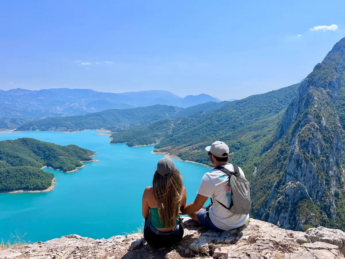 Caro y juande de espaldas mirando el lago en Albania
