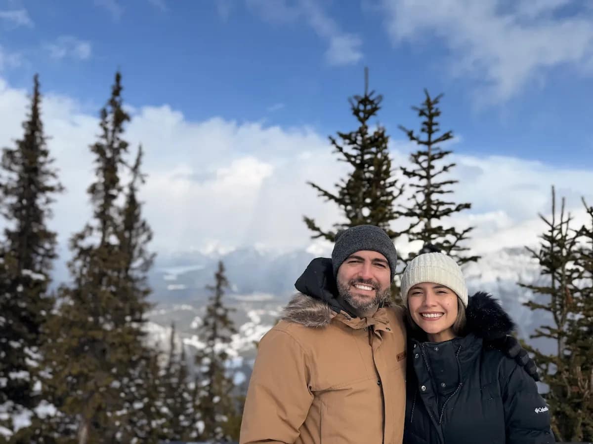 Caro y Juanfe en Alberta Canadá con las montañas de fondo